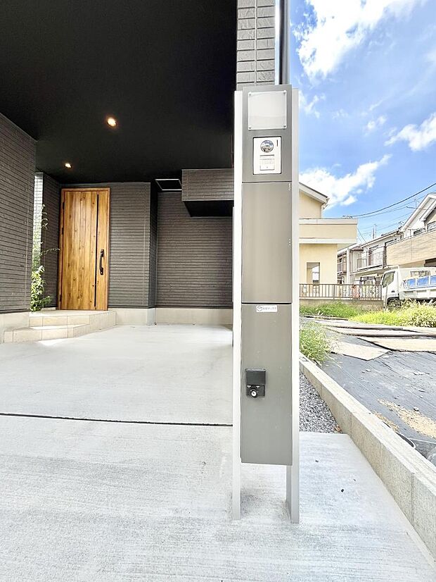 シンプルなデザインのポスト