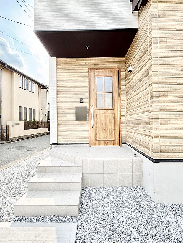 玄関前は雨が降っても濡れにくい屋根付き