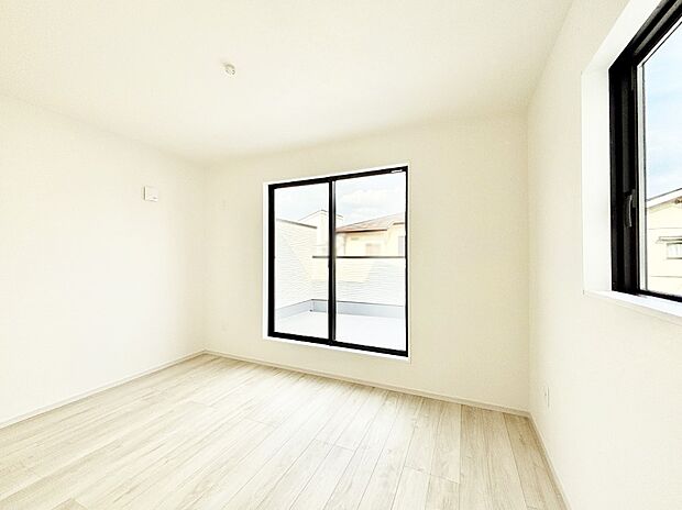 バルコニーが明るさと開放感を演出！朝スッキリと目覚められそうですね