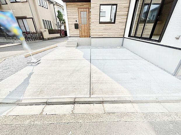 目の前が駐車場だと、雨の日も、大量にお買い物をした時も便利ですよね