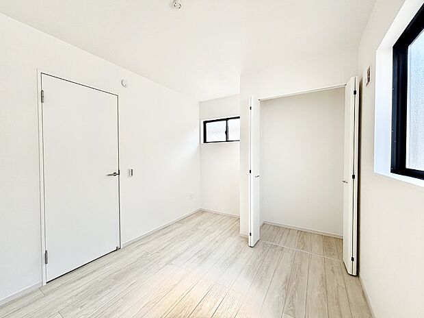 やさしい光がさしこむ居室はしっかり収納付き  