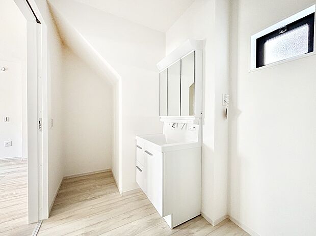 清潔感のある快適空間です。毎日の身支度も気持ち良くお使い頂けます