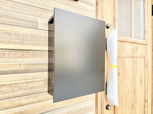 シンプルデザインのポスト。