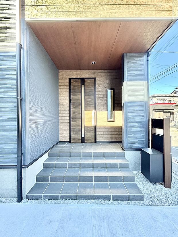 玄関前は雨が降っても濡れにくい屋根付き