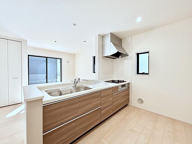 リビングで遊ぶお子様を見守りながらお料理ができる対面キッチン。  