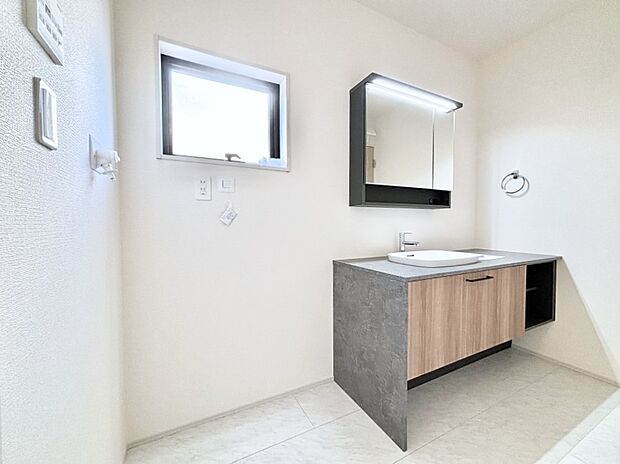 ゆとりの洗面スペースで朝の身支度もスムーズに