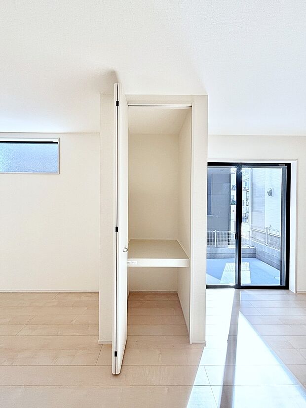 リビング収納。ここに収納があると物が集まるLDKがスッキリ片付きそうですね。  