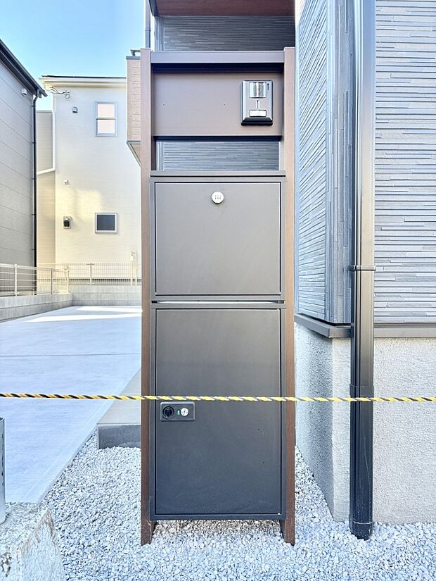 表札・インターホン・ポスト・宅配ＢＯＸをひとつに集約。エントランスになじむシンプルデザイン。