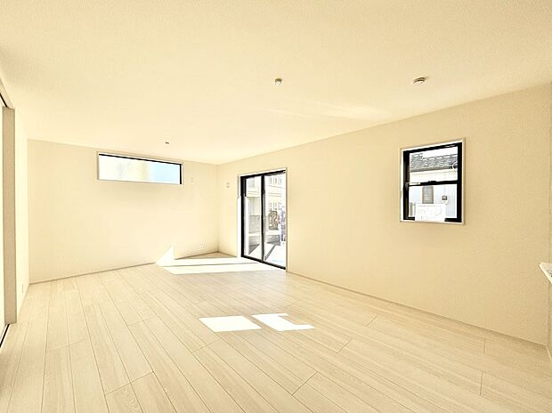 明るい陽光が注ぎ、寛ぎの雰囲気に満たされるダイニング。   