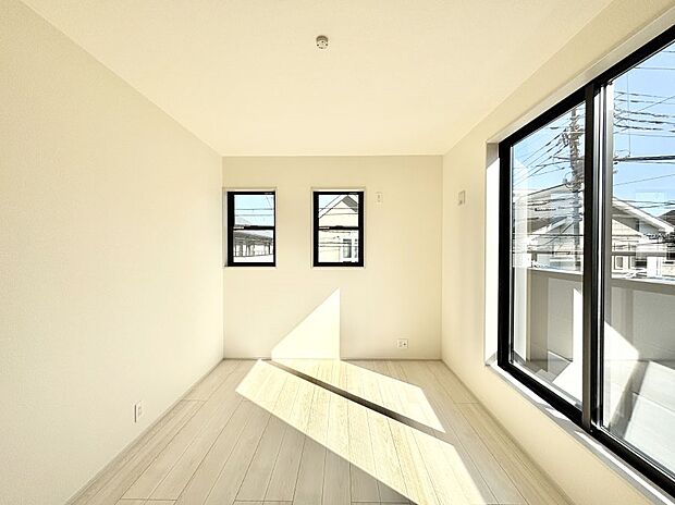 明るいバルコニーサイドに洋室を設置。目覚めの良い寝室に。 