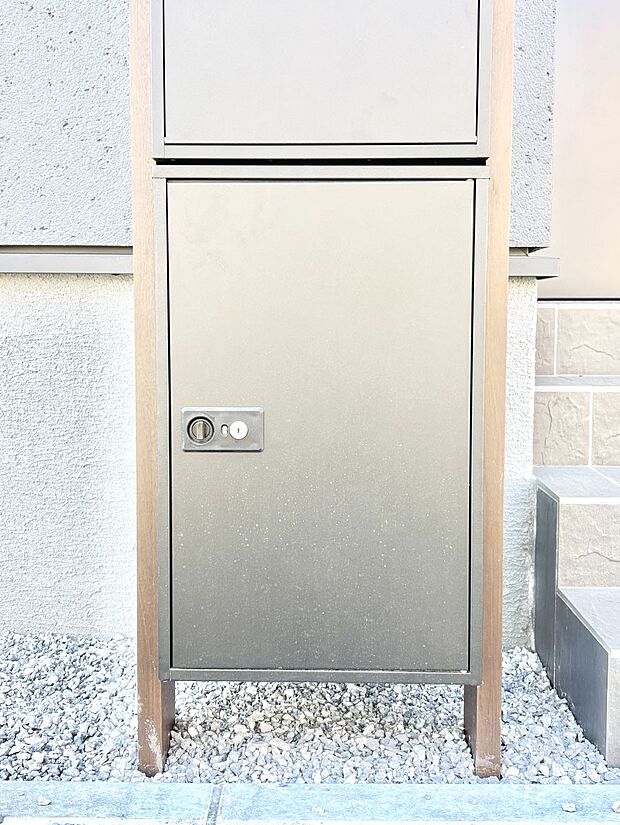 外観「宅配ボックス」　時間を気にせず宅配物をいつでも安全に受け取れます。 