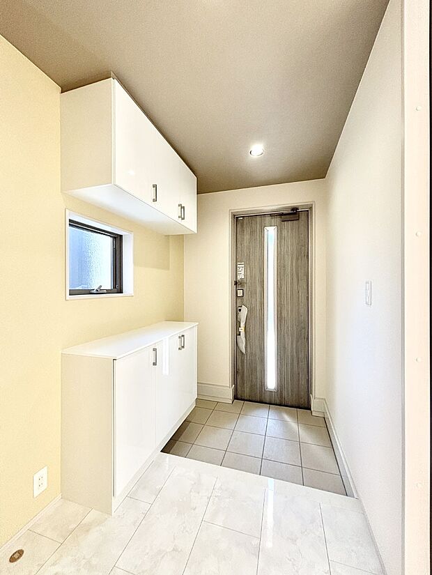 明るい玄関はお客様をお出迎えするのにぴったりです！ 