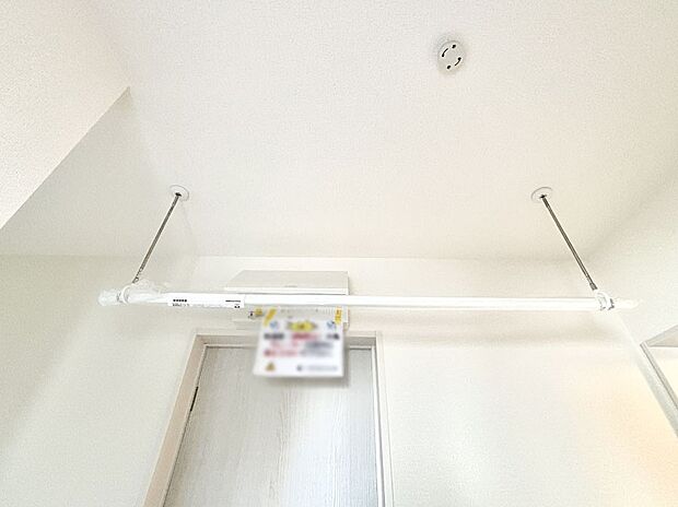 室内物干しポール。梅雨や花粉の時期に大活躍します。  