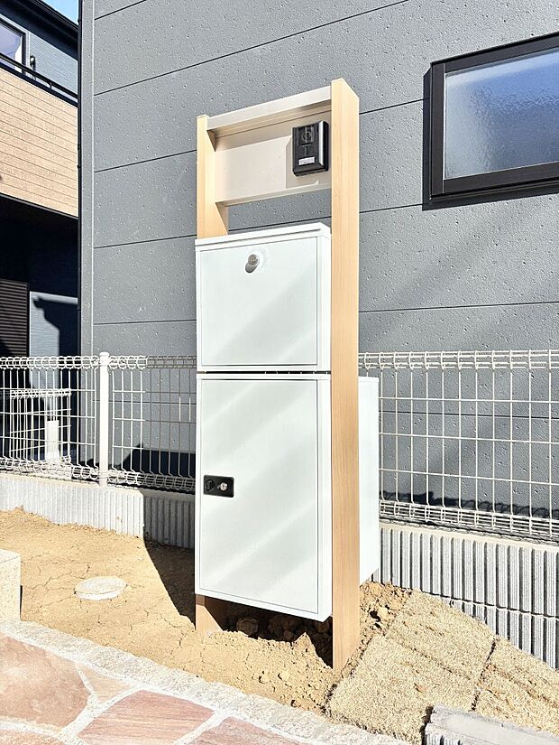 シンプルデザインのポスト。