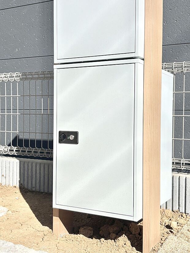 外観「宅配ボックス」　時間を気にせず宅配物をいつでも安全に受け取れます。 