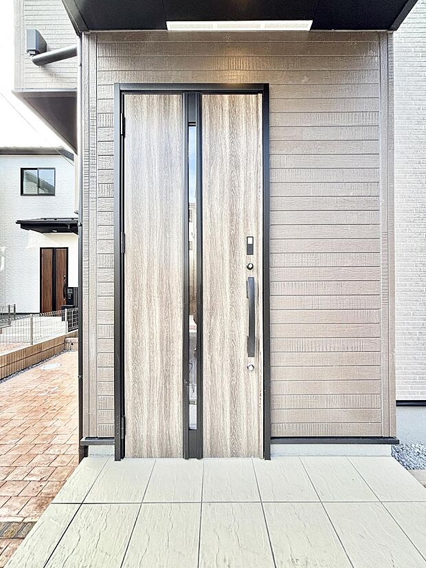 大切な家族、来客を出迎える玄関。