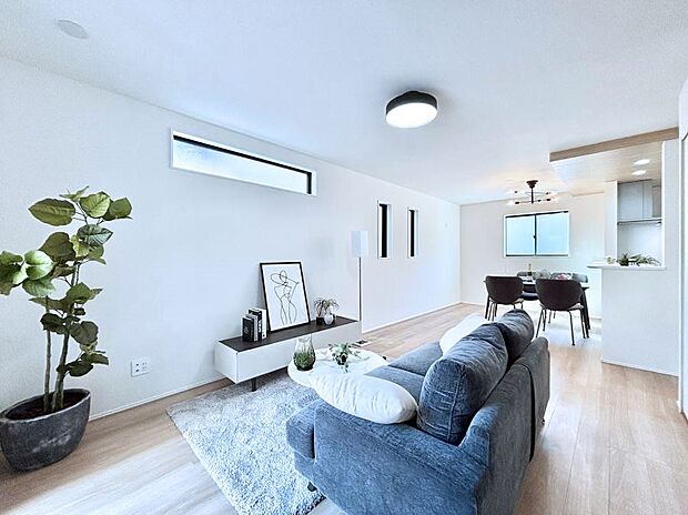 明るい陽光が注ぎ、寛ぎの雰囲気に満たされるリビング・ダイニング。 