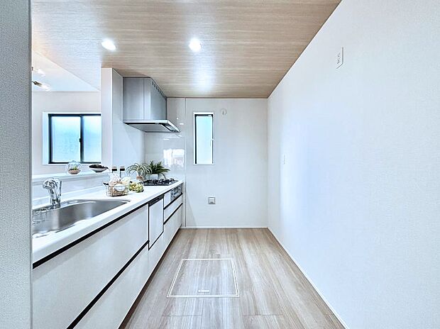 爽やかな風が通り抜けるキッチン。窓があるので明るく換気にも役立ちます。