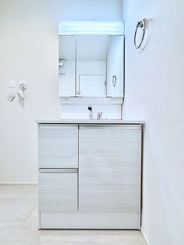 大きく見やすい三面鏡で清潔感ある洗面台は、身だしなみチェックや肌のお手入れにおすすめです。