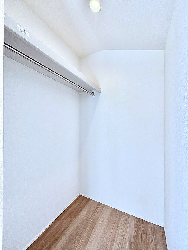 ウォークインクローゼット付きで生活空間を広く利用できます。