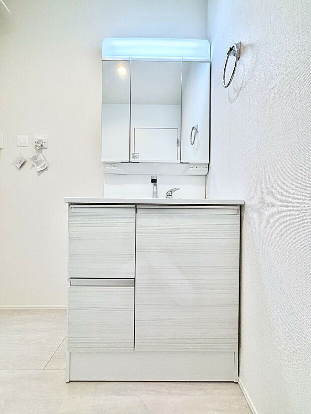 大きく見やすい三面鏡で清潔感ある洗面台は、身だしなみチェックや肌のお手入れにおすすめです。