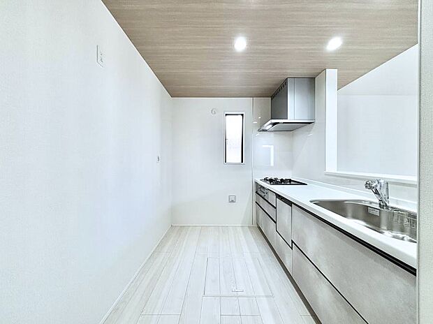 爽やかな風が通り抜けるキッチン。窓があるので明るく換気にも役立ちます。