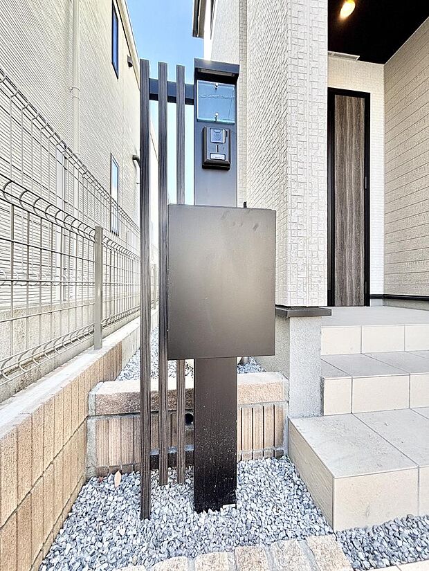 表札・インターホン・ポストをひとつに集約。エントランスになじむシンプルデザイン。