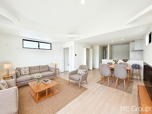 ご家族の賑やかな話し声で包まれる明るいリビング ※家具はCGです