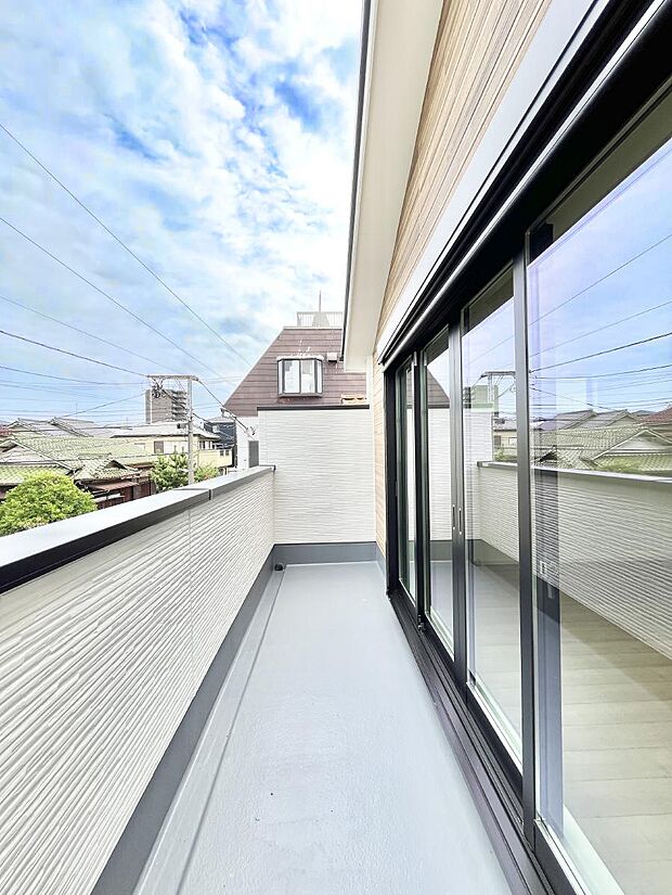 ゆったりバルコニーだから沢山お洗濯ものを干せます。