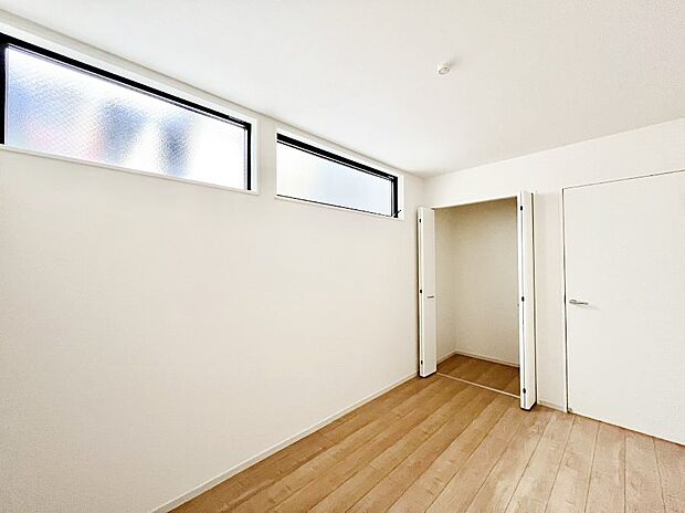 やさしい光がさしこむ居室はしっかり収納付き