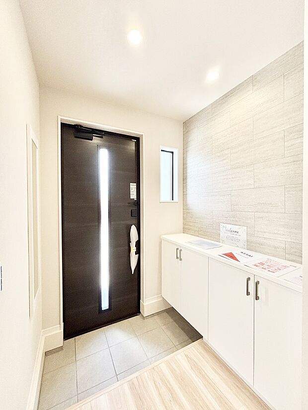 下駄箱はご家族の写真や季節のインテリアで飾り棚として演出できます