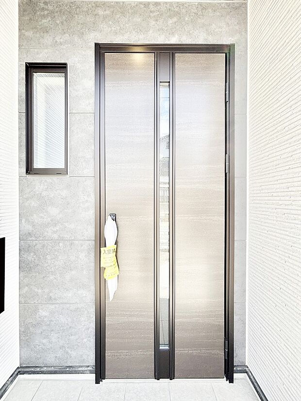 玄関前は雨が降っても濡れにくい屋根付き