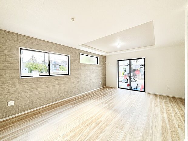 大きな窓からたっぷりの陽光と風を感じられるリビング