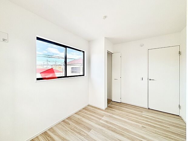 窓からのやさしい光が心地よいプライベートルーム