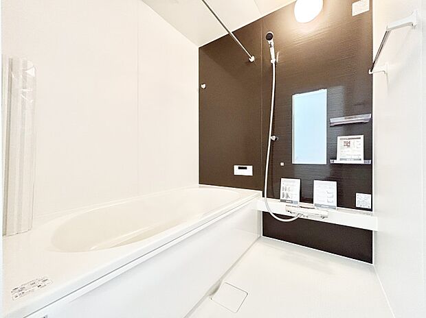 一日の疲れを癒してくれる明るい清潔感のあるバスルーム