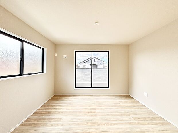 バルコニーが開放感をプラスしてくれる洋室