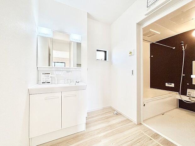 清潔感ある洗面化粧室で朝の身支度も快適