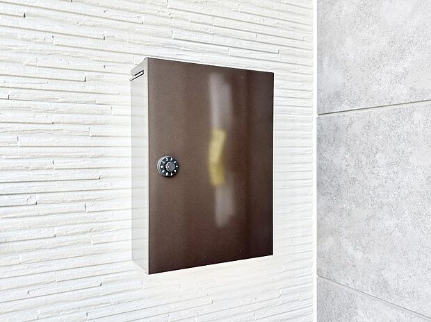 シンプルなデザインのポスト