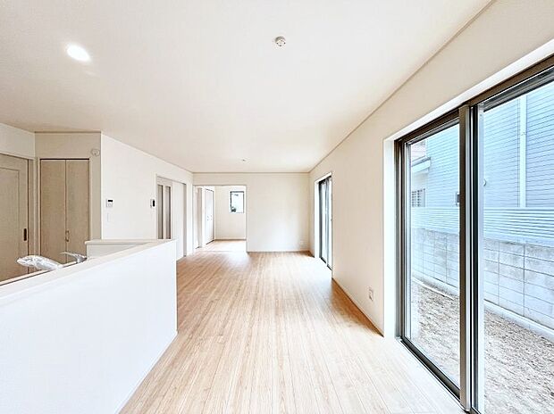 大きな窓からたっぷりの陽光と風を感じられるリビング