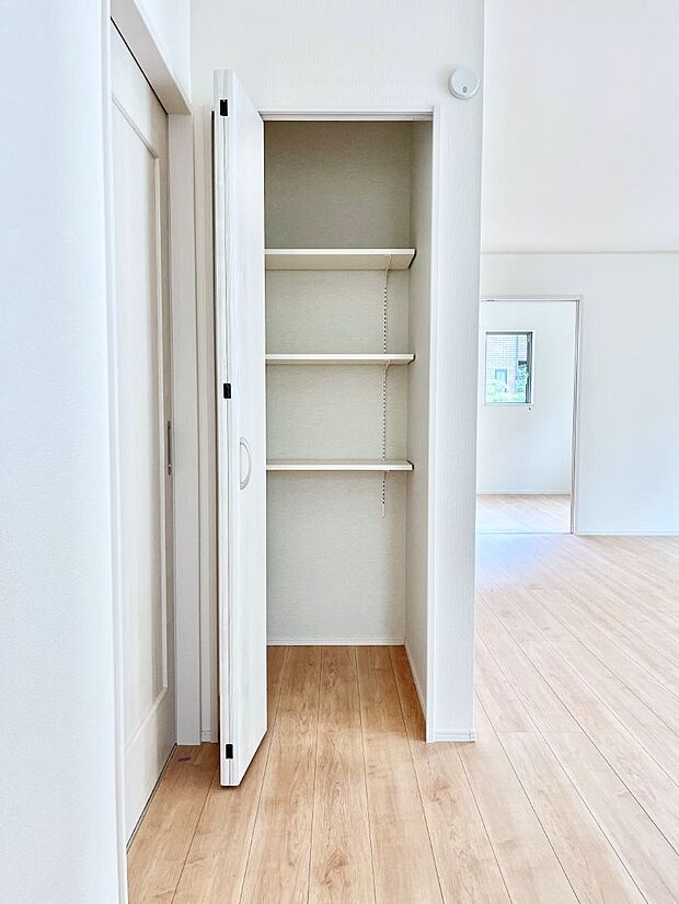 キッチンにはパントリー！食材のストックはもちろん、日用品の収納など使い方はいろいろ！