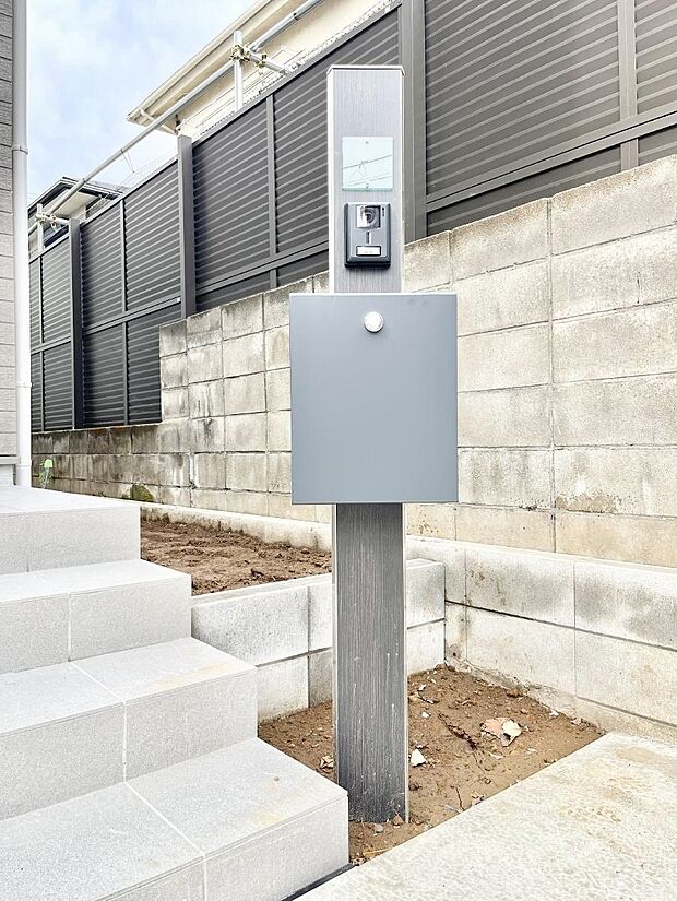 表札・インターホン・ポストをひとつに集約。エントランスになじむシンプルデザイン。