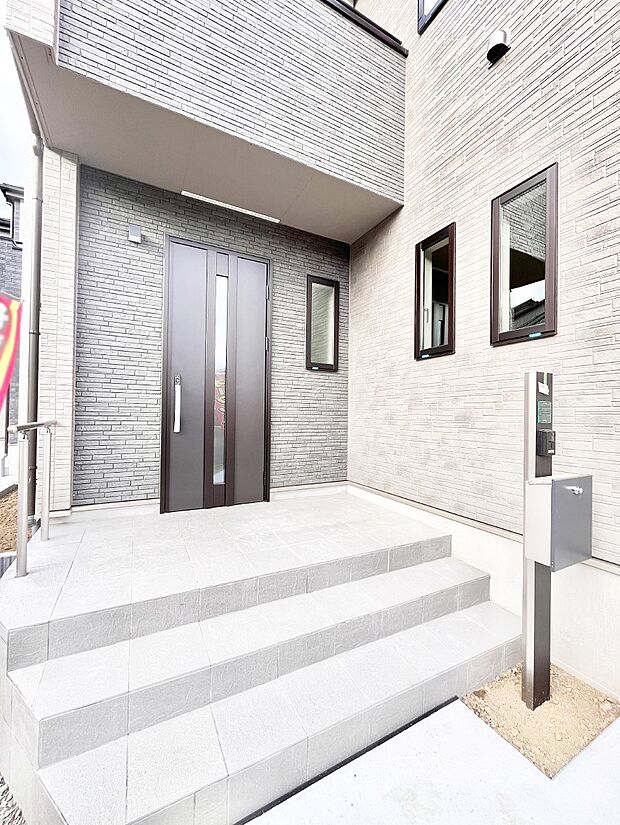 玄関前は雨が降っても濡れにくい屋根付き