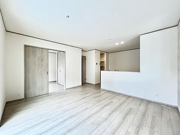 隣接の洋室を開放すればさらに広々空間に  