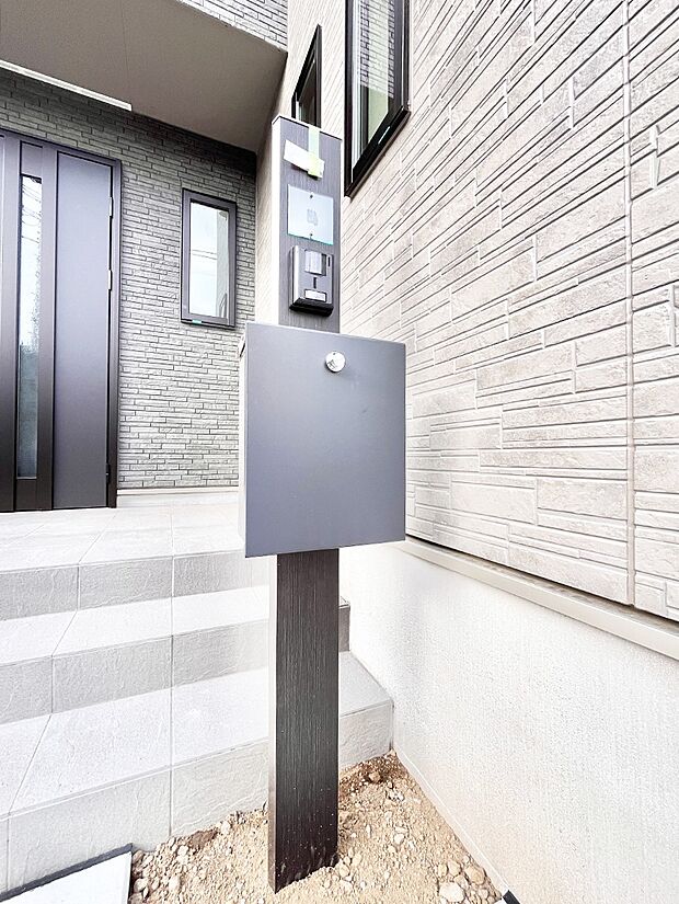 シンプルなデザインのポスト