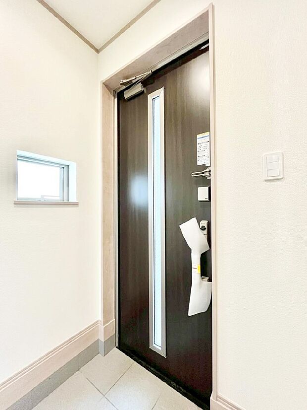 ガラススリットの入った玄関ドアが室内に光を届けてくれます