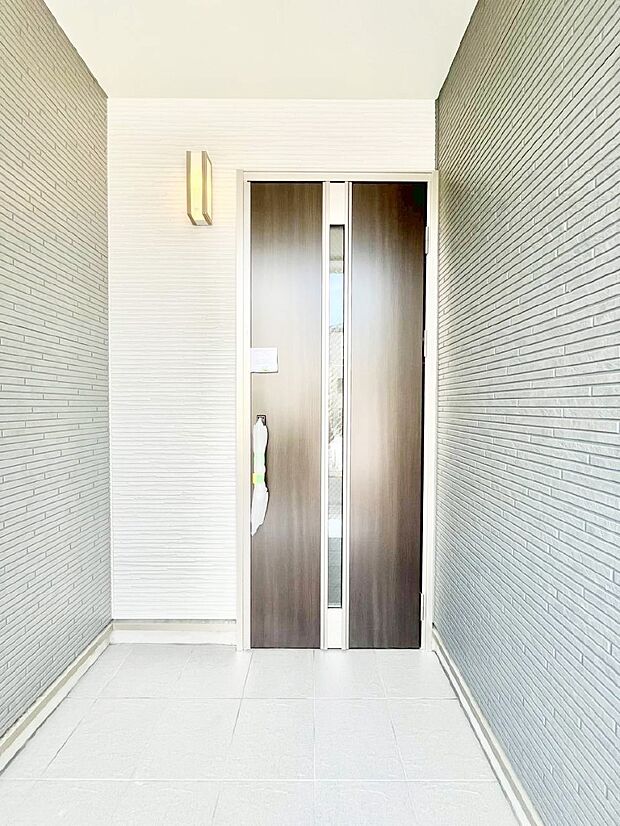 玄関前は雨が降っても濡れにくい屋根付き