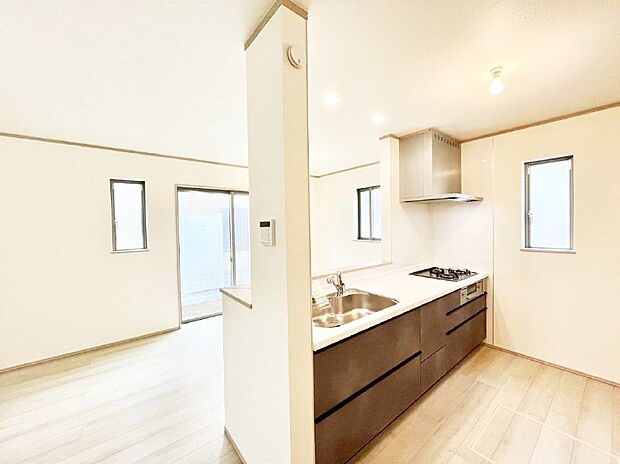 料理をしながらご家族との会話を楽しめる対面カウンターキッチン