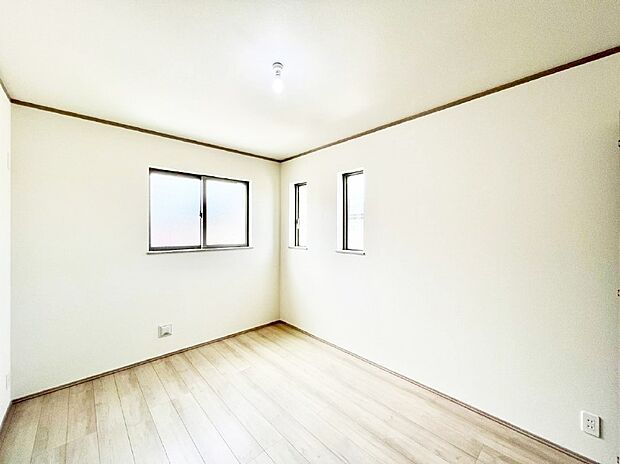 窓からのやさしい光が心地よいプライベートルーム