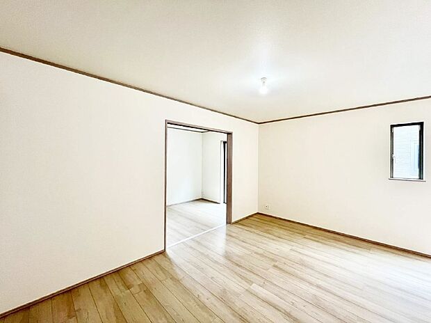 隣接の洋室を開放すればさらに広々空間に