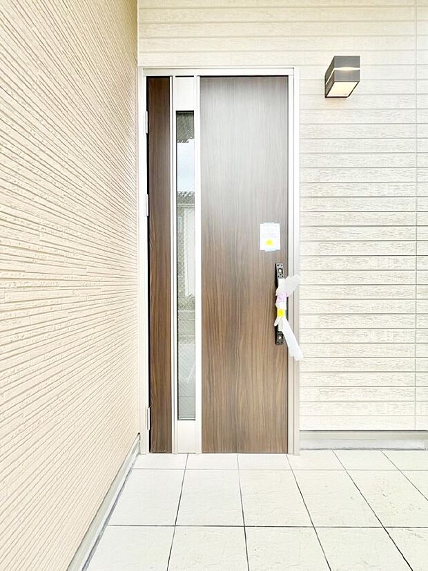 玄関前は雨が降っても濡れにくい屋根付き